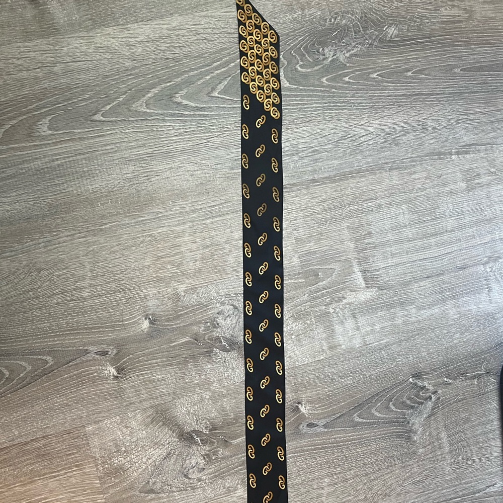 AUTHENTIC GUCCI: interlocking GG Black and gold silk neck scarf